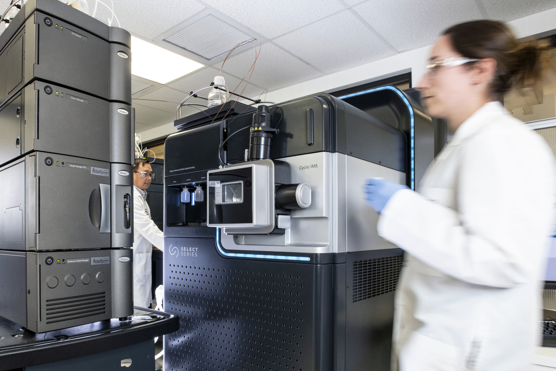 Laboratório analítico com equipamentos HPLC e UPLC